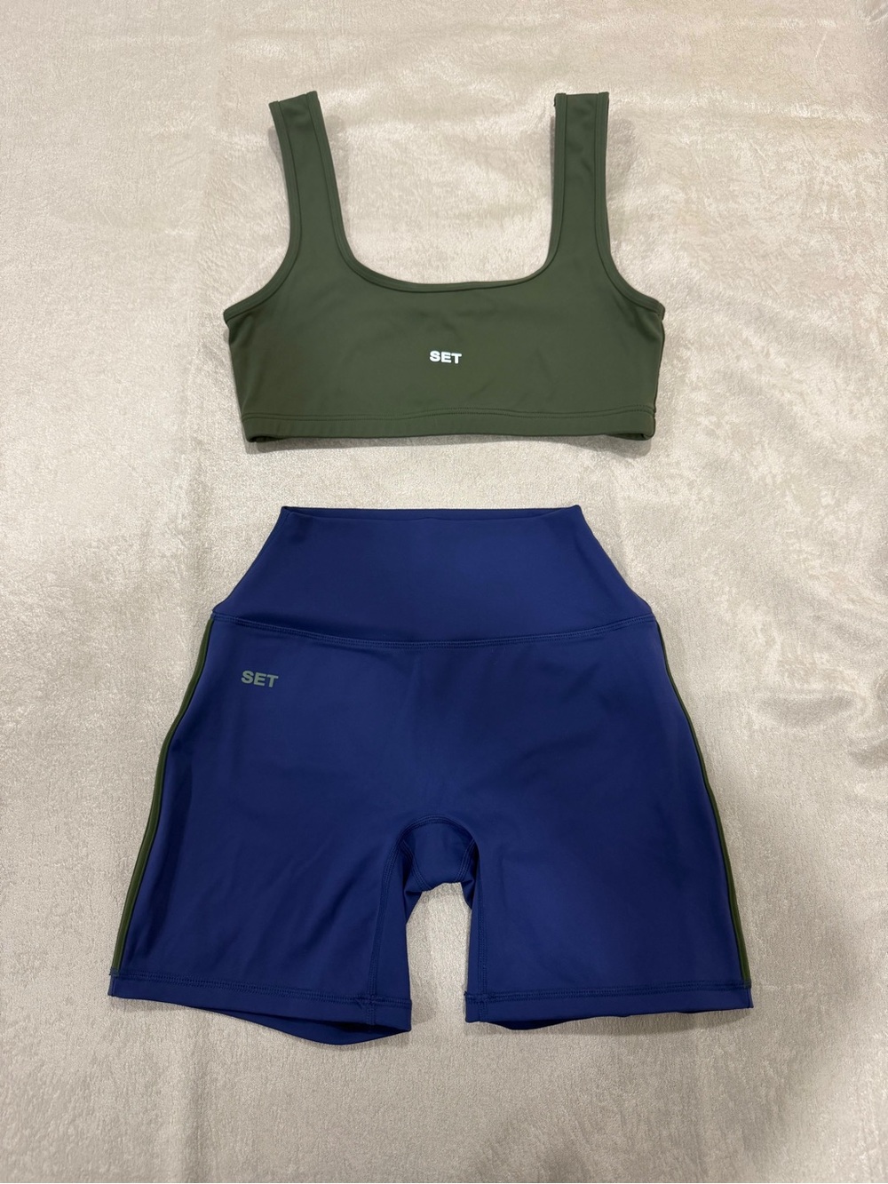 Set Active Green Sports Bra and Blue Active Shorts Set